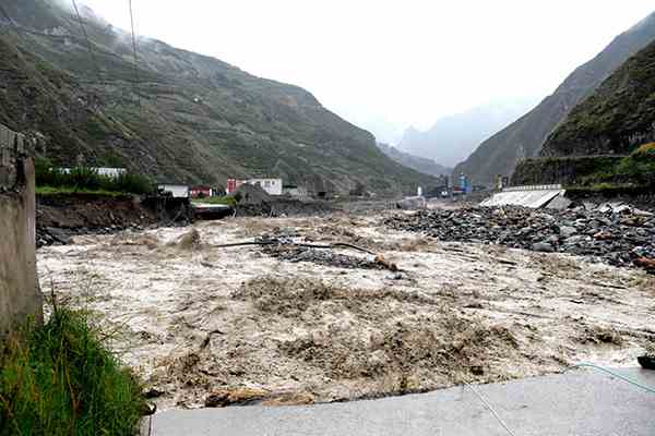 8月20日拍摄的汶川县雁门镇麦地沟山洪泥石流灾害现场。 新华社 图